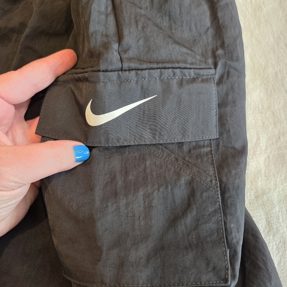 New Nike Women's Black Loose Fit High Rise Cargo Shorts DM6247-010 - Size Small - Picture 4 of 10